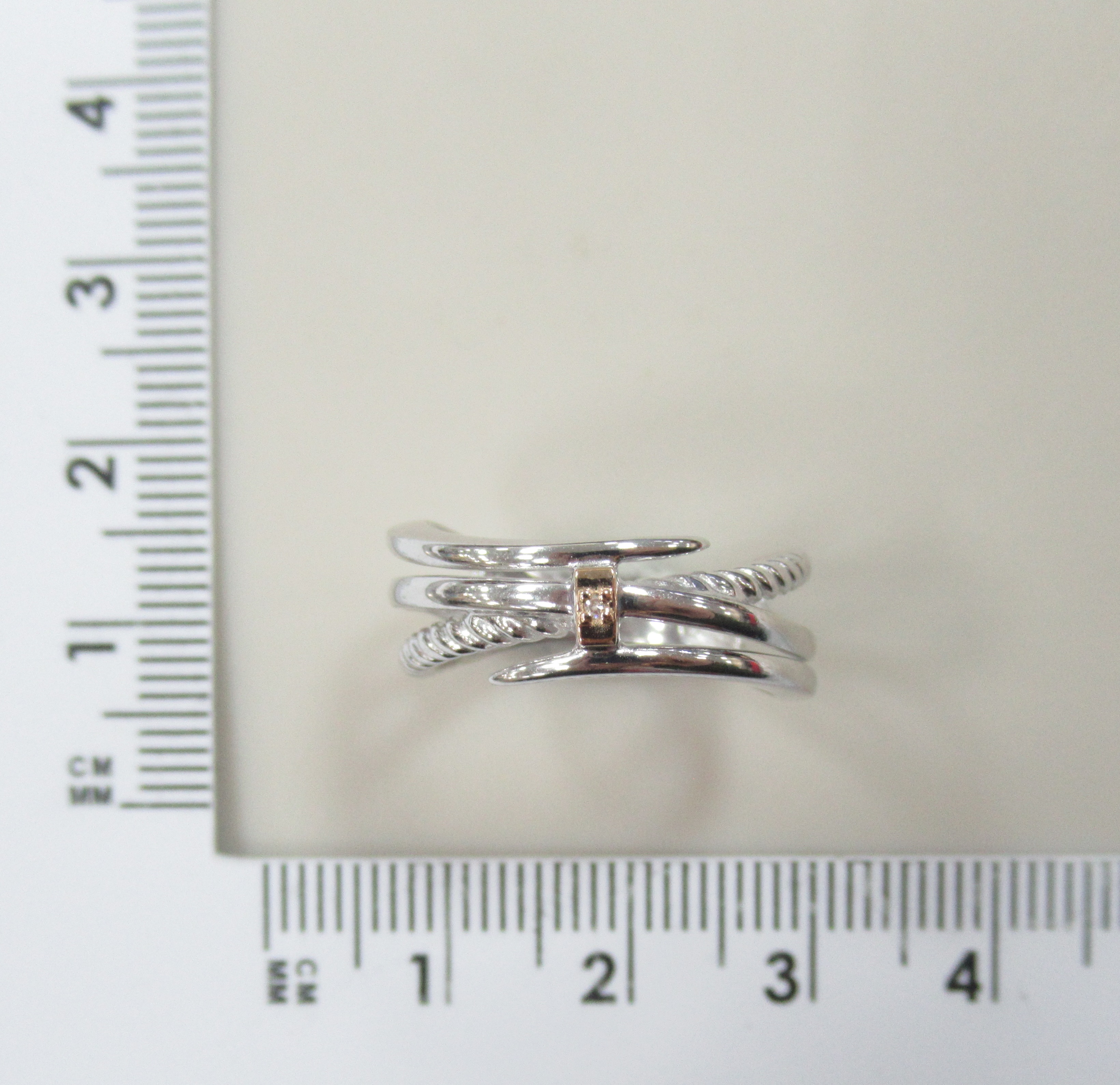 Серебряное кольцо с бриллиантом